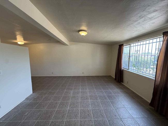 Foto del edificio - 4832 E 24th St