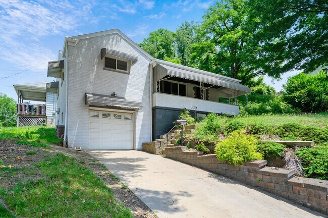 Foto del edificio - Stunning 3 bedroom home in West Mifflin available July 1!