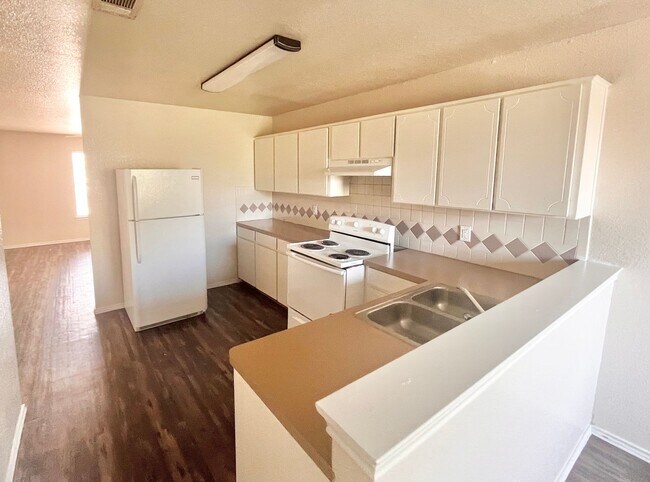 Foto del edificio - NEW IN MANAGEMENT - AVAILABLE NOW!