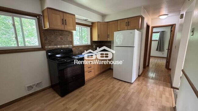 Foto del edificio - Available June 5th 2 Bedroom 1 Bath Duplex in Plymouth
