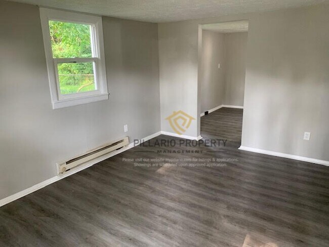 Building Photo - Renovated 2 Bedroom / 1 Bath Home – Move-I...