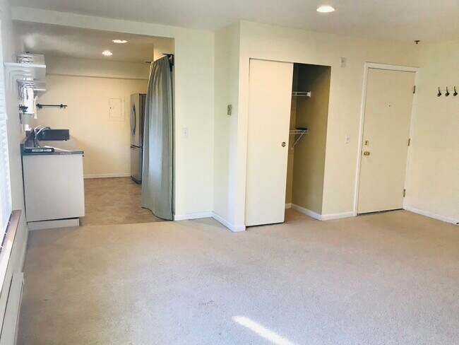 Building Photo - 4425 Greenwood Ave N