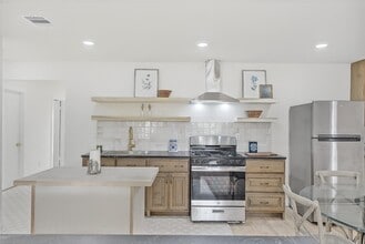 Building Photo - 805 Parkstone Dr