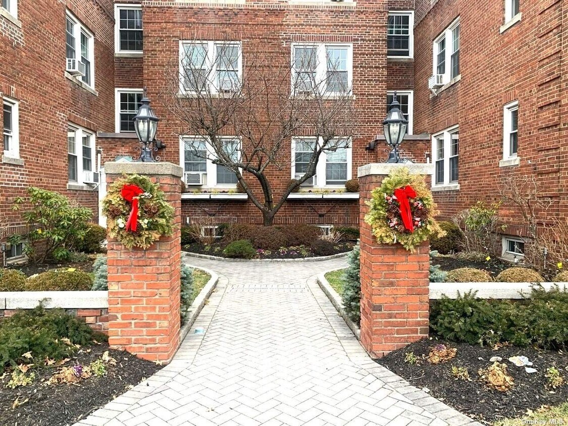 Primary Photo - 15 Gaynor Ave