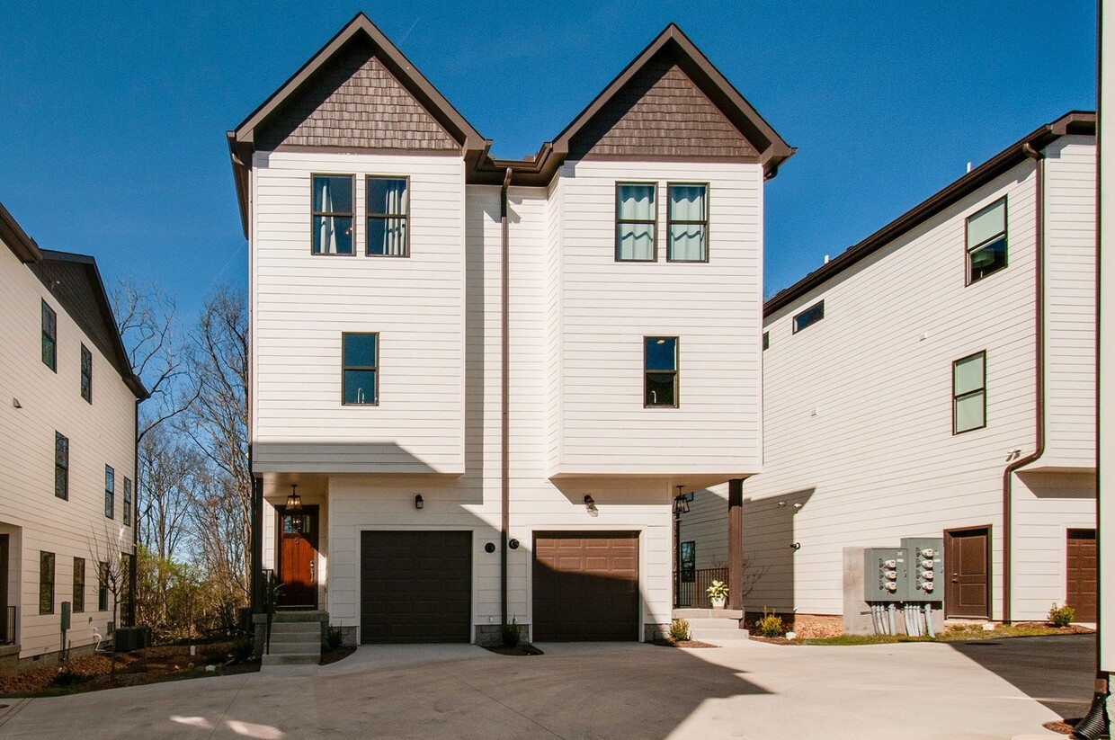 Facade of duplex - 643 Vernon Ave