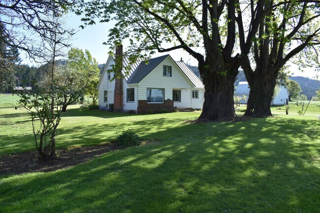 Foto del edificio - 4-Bedroom Home in the Country!