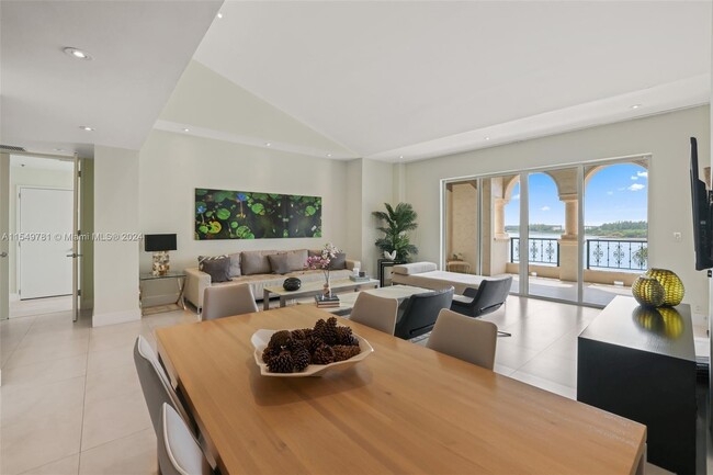 Foto del edificio - 2442 Fisher Island Dr