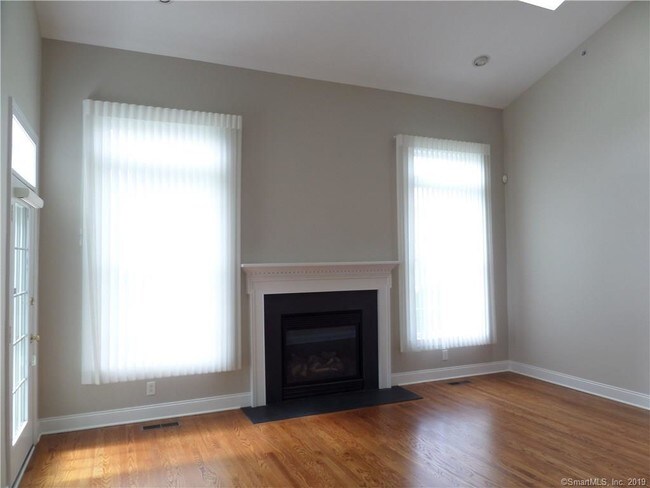 Foto del edificio - 638 Danbury Rd