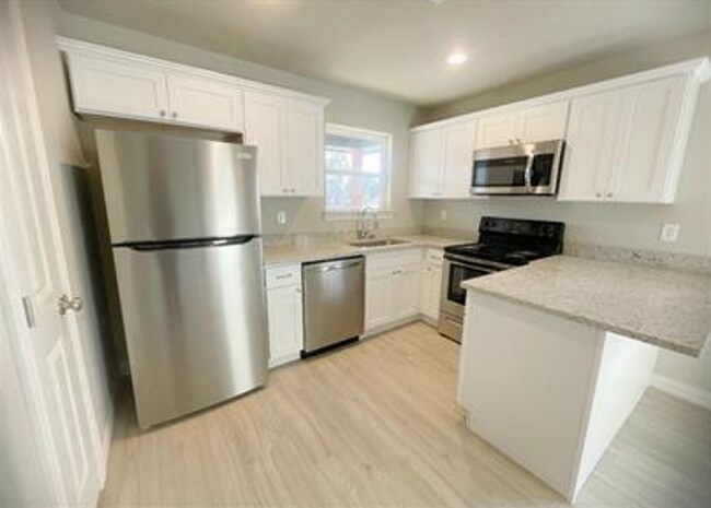 Building Photo - Granite countetop/Washer and dryer/Walking...