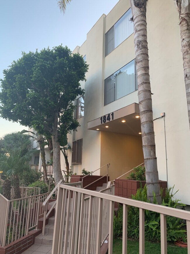 Entrada del edificio - 1841 N Fuller Ave