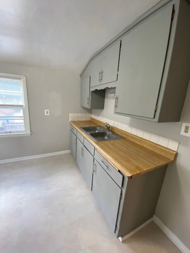 Kitchen - 3809 N 39th St