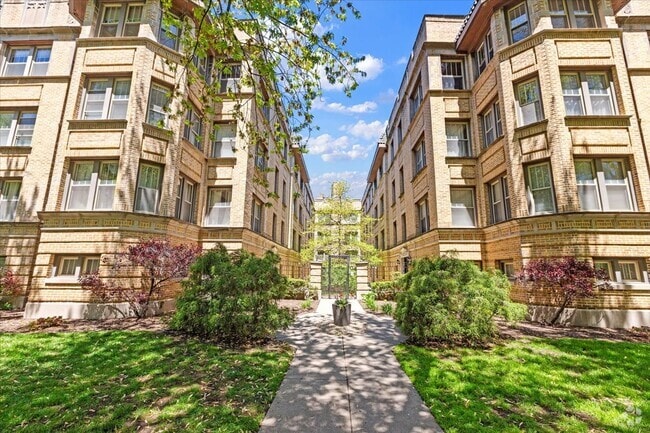 Building Photo - 1360 W Greenleaf Ave