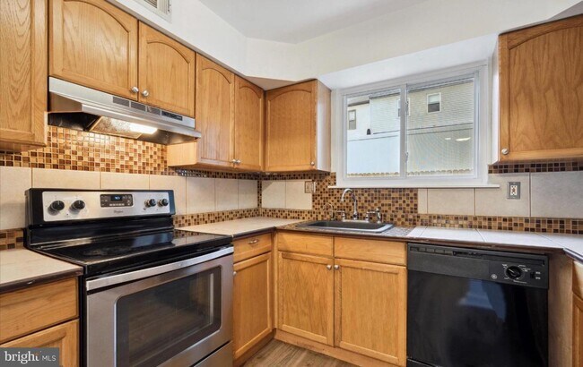 Building Photo - 5063 Sayer Ct