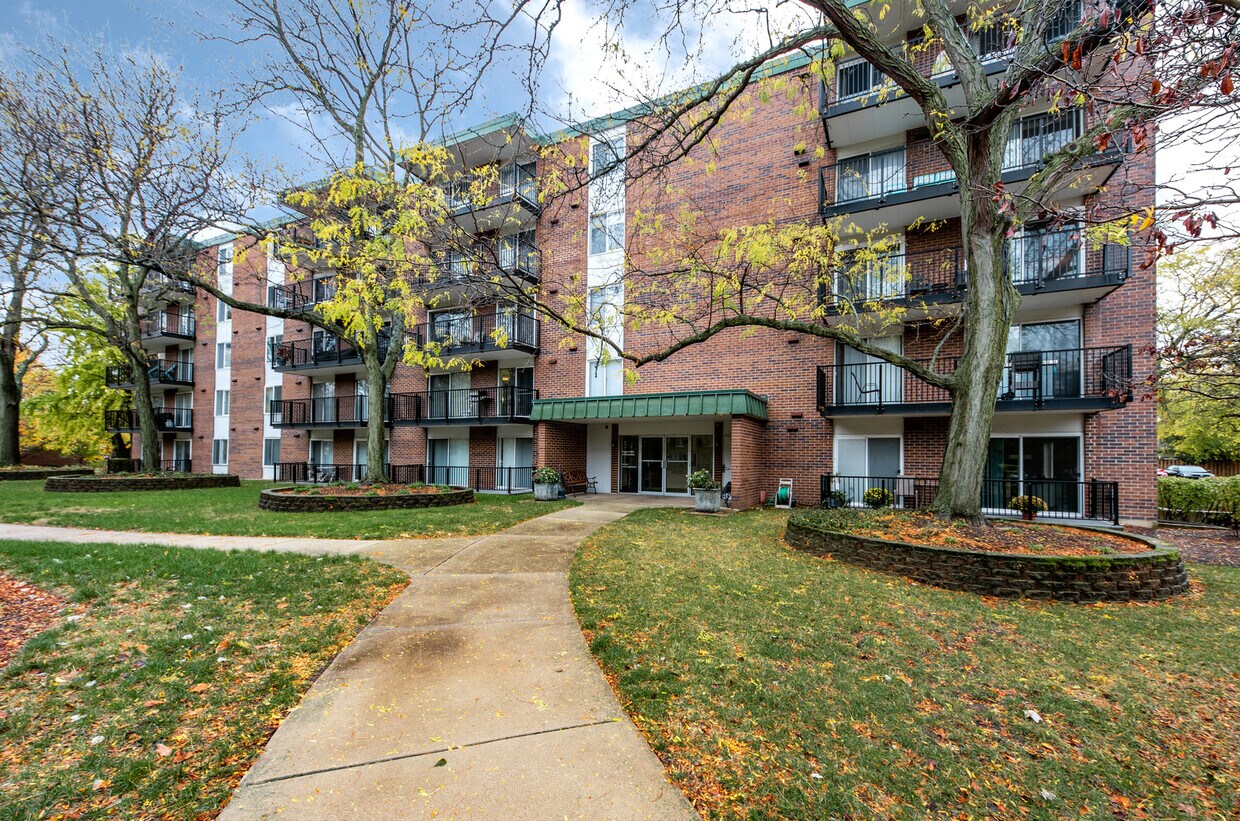 Foto principal - 5S040 Pebblewood Ln