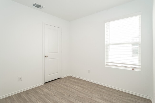 Building Photo - 8143 Nube Medina, San Antonio, TX