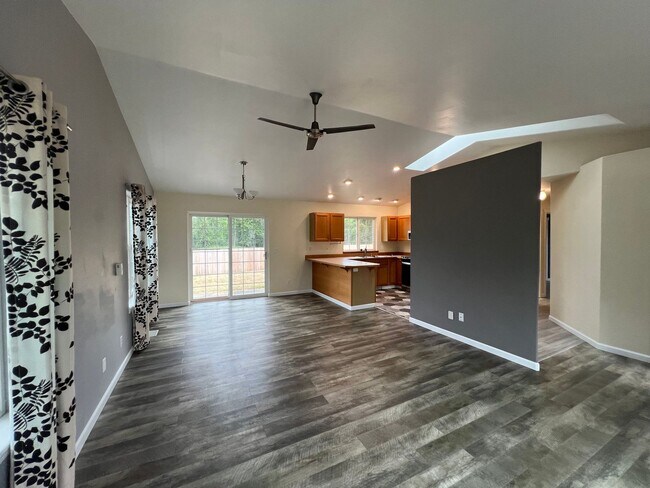 Foto del edificio - 3 Bedroom 2 Bath Updated Rambler Near Lake Whatcom Big Yard