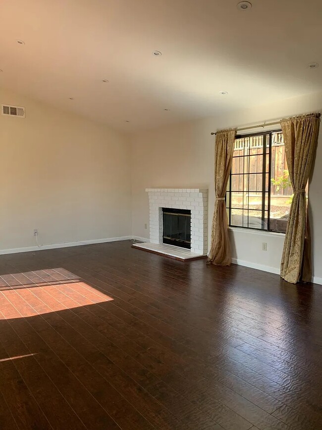 Building Photo - 3423 Gradell Pl