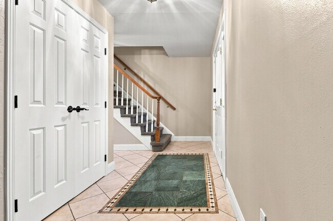 Foto del edificio - $2,645.95, 4-bed, 2.5-bath located in Centennial with a fenced backyard.