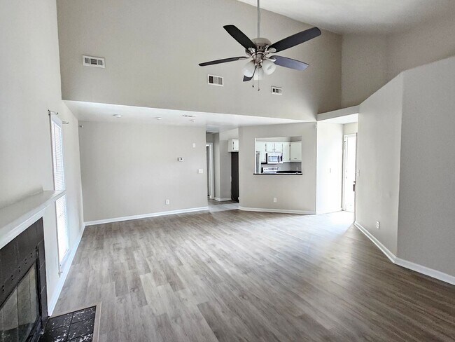 Building Photo - Updated 3BR/2BA