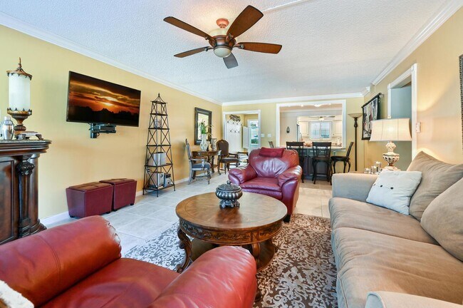 Building Photo - Charming 2-Bed, 2-Bath Condo with Lanai – ...