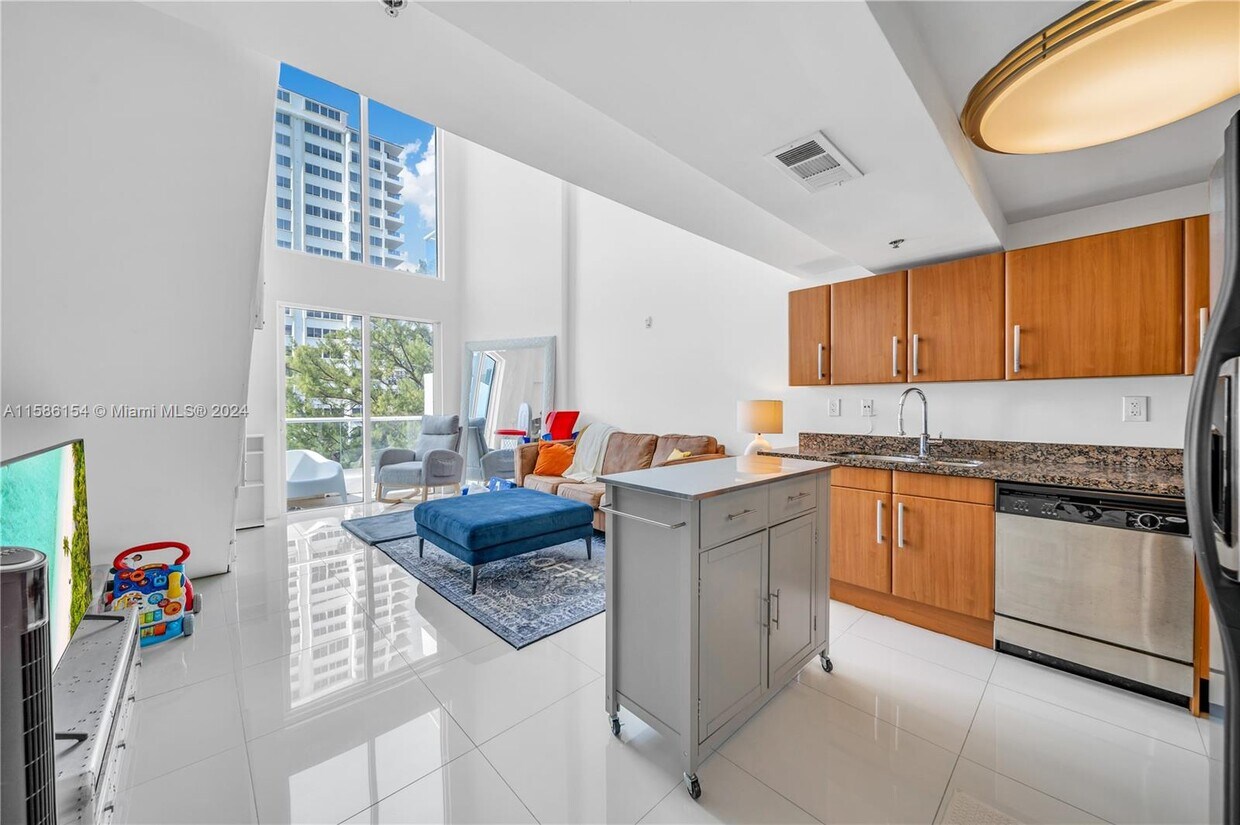 Primary Photo - 6362 Collins Ave