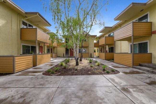 Foto del edificio - 2217 Los Padres Blvd