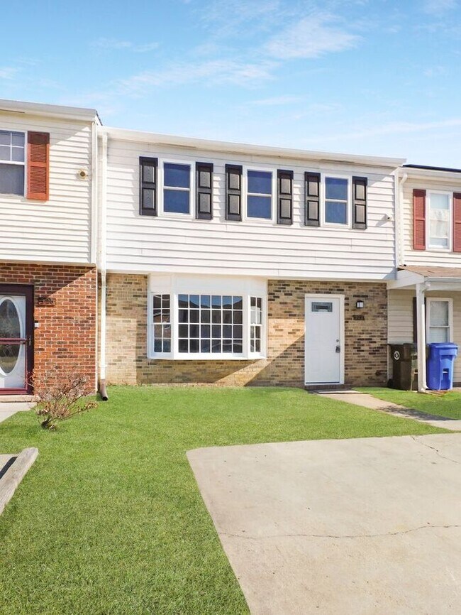 Foto del edificio - Recently Renovated 2 Story Inner Town Home...