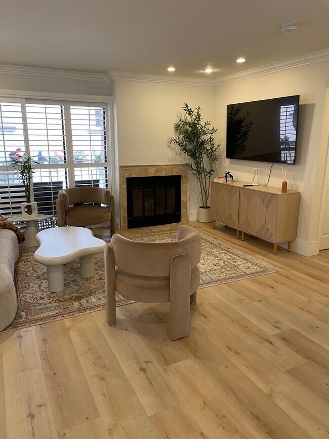 Building Photo - 11816 Gorham Ave