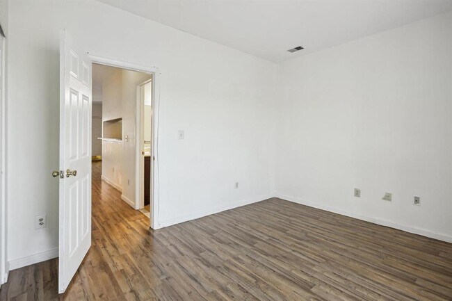 Building Photo - 99 Cottonwood St