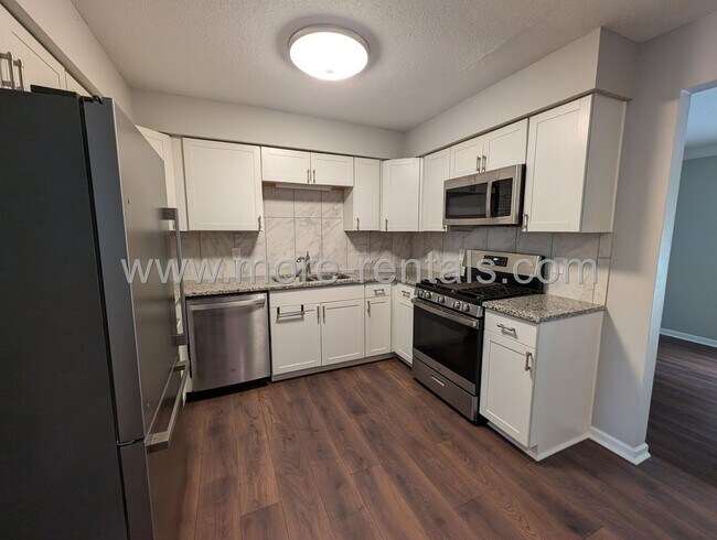 Foto del edificio - Remodeled house with garage