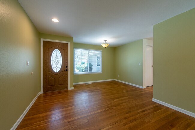 Foto del edificio - Peaceful neighborhood setting within walki...