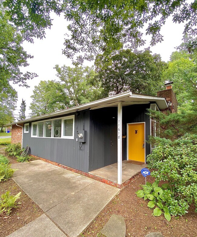 Entry porch - 11618 College View Dr