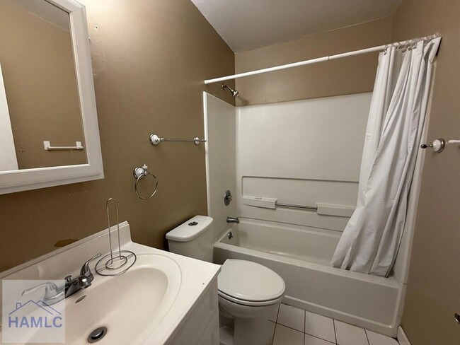 Building Photo - 703 Tray Ct