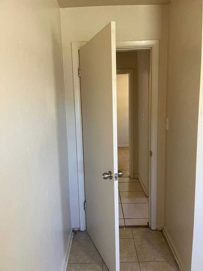 Building Photo - 226 6th Jpv St
