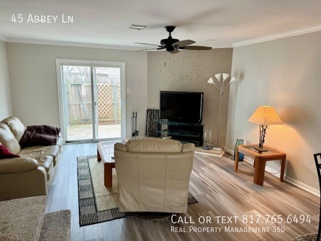 Building Photo - Fantastic town home close to DFW airport