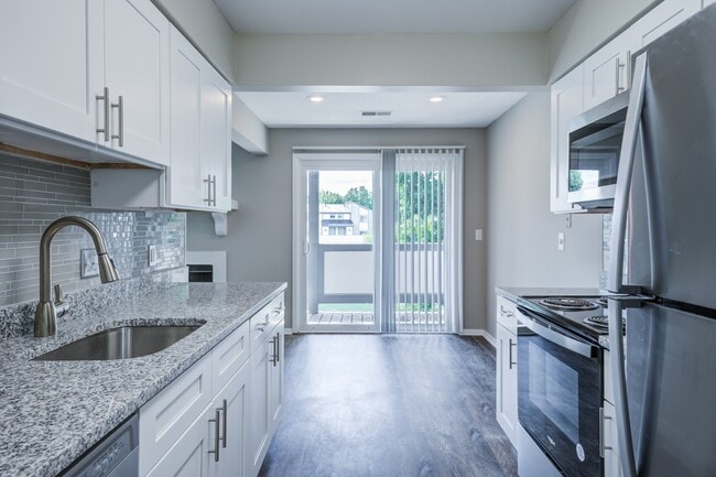 Foto del edificio - Lakeside Crossing at Eagle Creek Apartments and Townhomes