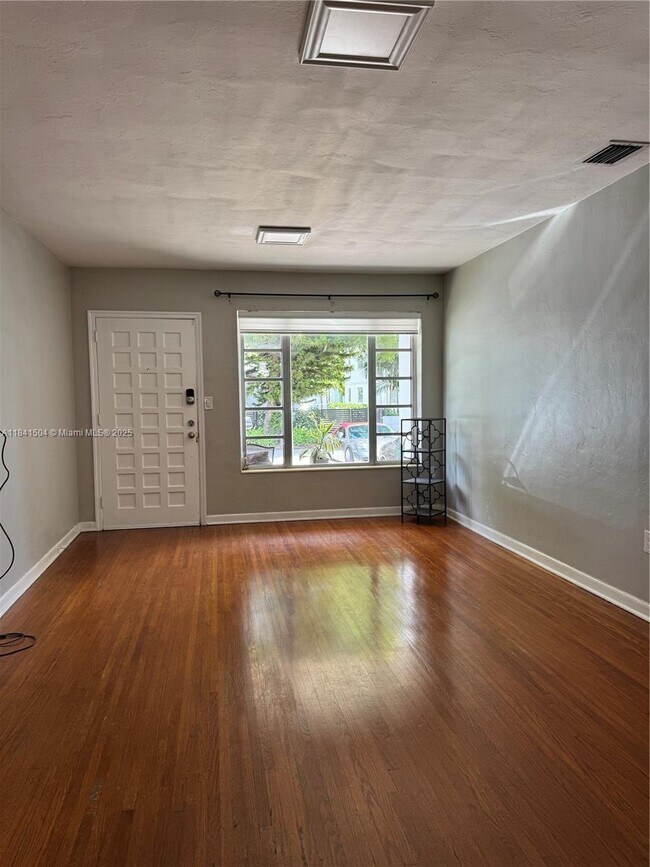 Foto del edificio - 2175 SW 26th St