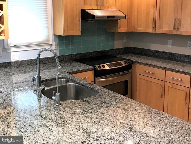 Building Photo - 11120 Lake Breeze Dr