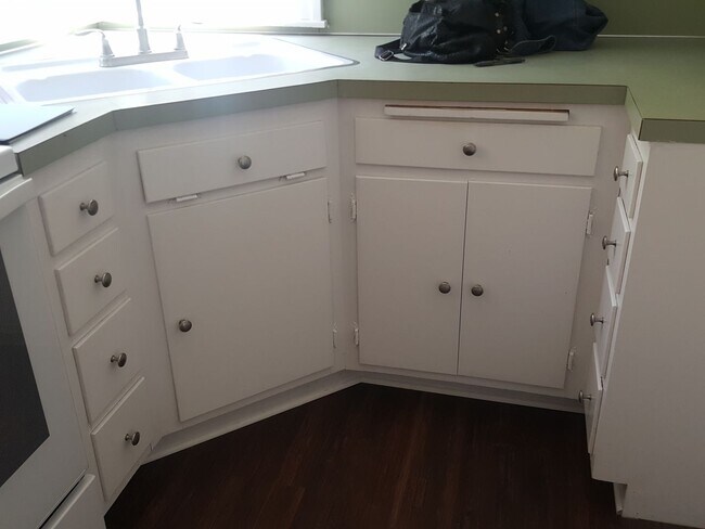 Foto del edificio - 4 Bed, 1 Bath, Large fenced yard, Shop, En...