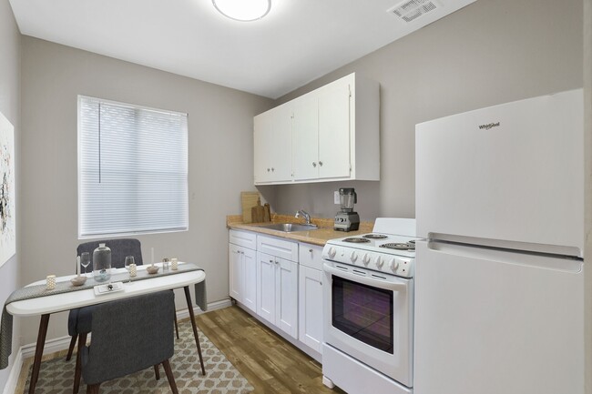 Building Photo - Vista Pines Apartments