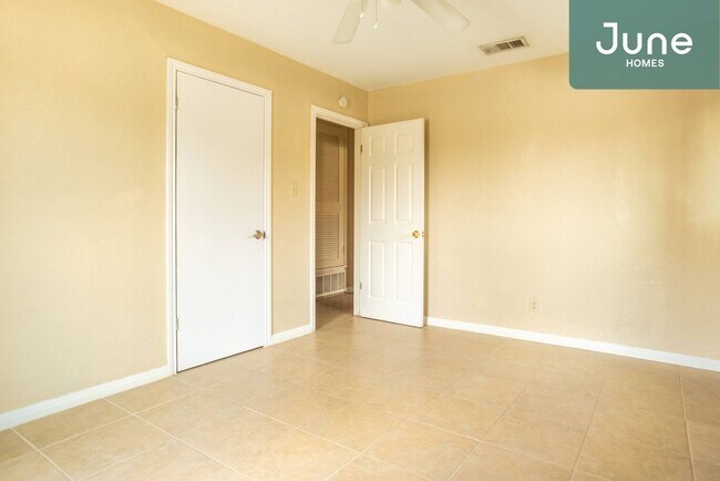 Building Photo - ROOM ONLY in 4-bed/2.0-bath Home