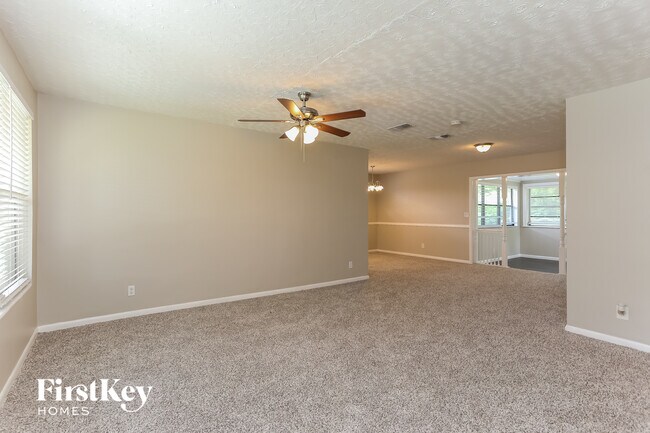 Building Photo - 2517 Columbine Dr N