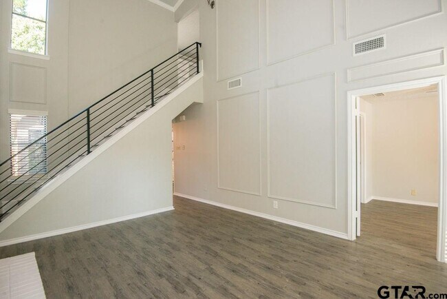 Building Photo - 5915 Hollytree Dr