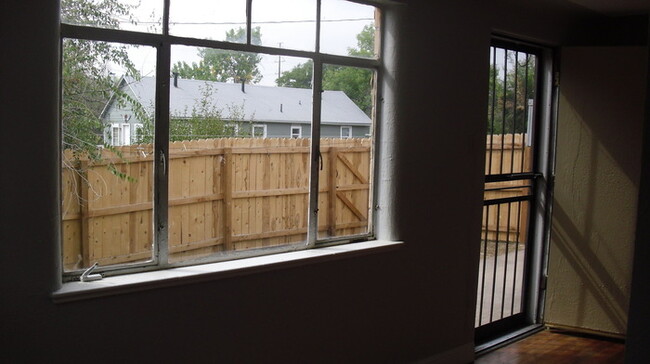 Building Photo - 2 Bedroom Apartment with Private Fenced Ya...