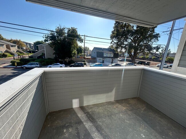 Building Photo - Newly Remodeled Sunny 2Bed/2Bath Apartment...