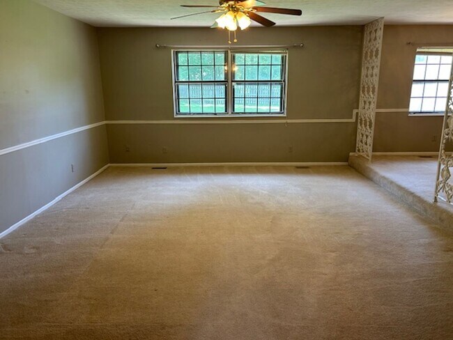 Building Photo - 2500 sq. ft. 4 Bedroom Ranch Home w/Large ...