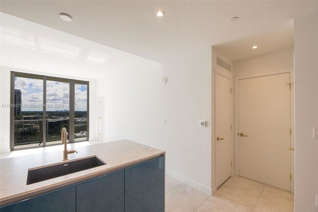 Foto del edificio - 2678 Tigertail Ave