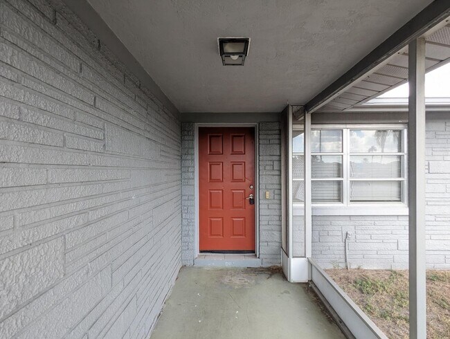 Building Photo - Open floor plan! 2 Bed 1.5 Bath 948 Sq. Ft...