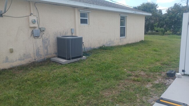 Building Photo - 762 NW Floresta Dr