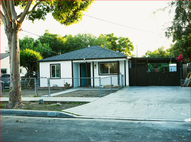 Building Photo - 722 N Gunther St
